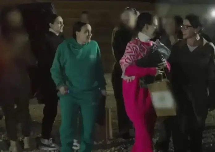 Ισραήλ: Στη δημοσιότητα οι πρώτες φωτογραφίες των ομήρων – Έφτασαν στο νοσοκομείο