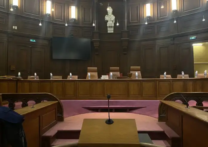 Σοκ στη Γαλλία: Μητέρα κατηγορείται ότι άφησε την 13χρονη κόρη της να πεθάνει από την πείνα επειδή «μισούσε τον πατέρα της»