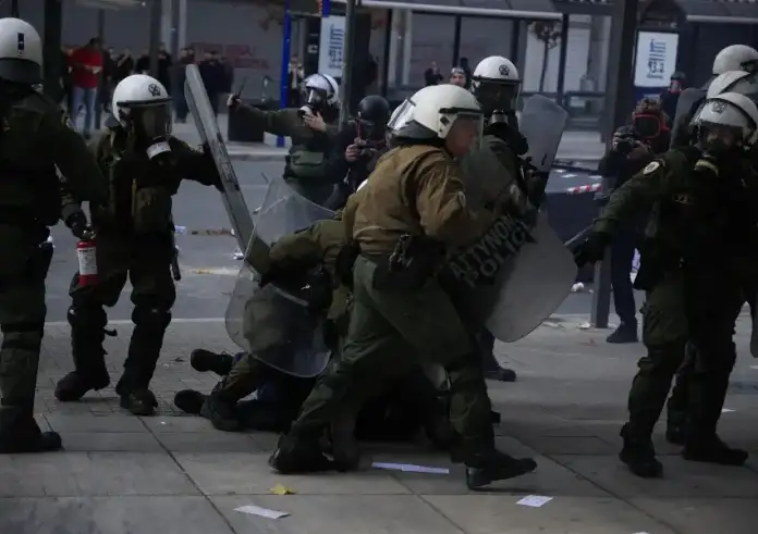 Σύνταγμα: Με χημικά διαλύθηκε η συγκέντρωση για τα Τέμπη - Τραυματισμοί διαδηλωτών