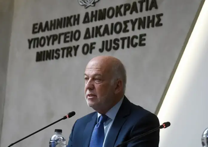 Φλωρίδης: Τα ομόφυλα ζευγάρια ανδρών ή οι μοναχικοί άνδρες δεν μπορούν να αποκτούν παιδί μέσω παρένθετης