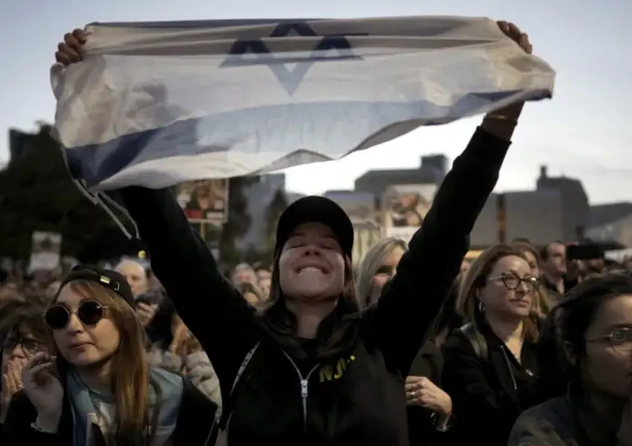 Ισραήλ: Επιστροφή τριών ομήρων στις οικογένειές τους – Χαρά και συγκίνηση