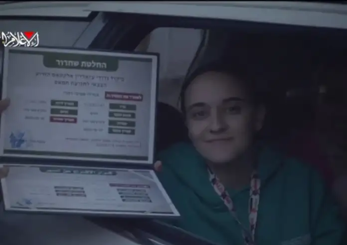 Γάζα: Μέλη της Χαμάς ανάγκασαν Ισραηλινές ομήρους να ποζάρουν χαμογελαστές με «αναμνηστικά» από την αιχμαλωσία τους