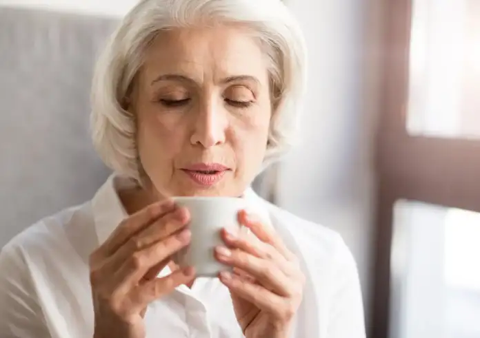 Αλτσχάιμερ: Νευροεπιστήμονας αποκαλύπτει 3 κοινές συνήθειες που καταστρέφουν αθόρυβα τη μνήμη σας