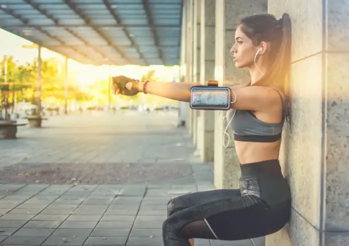 Η 10 λεπτών πρωινή ρουτίνα που ενισχύει τις αρθρώσεις και μας γεμίζει δύναμη και ενέργεια