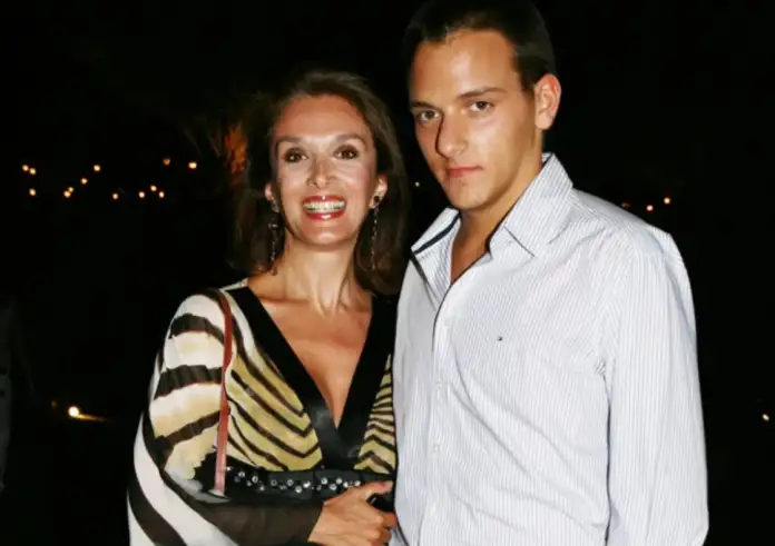 Κάρολος Βιδάλης: Ο 34χρονος γιος της ηθοποιού Μαίρης Βιδάλη που έδωσε γενναία μάχη με τον καρκίνο