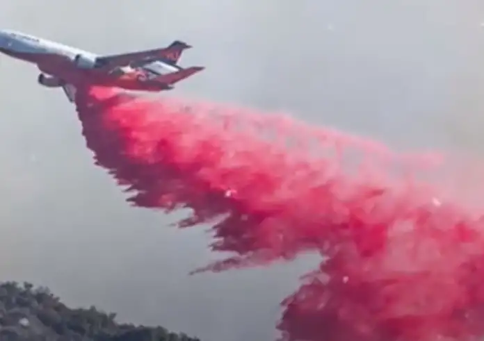 Λος Άντζελες: Τι είναι η ροζ σκόνη που προκάλεσε αντιδράσεις - Χρησιμοποιείται για την καταπολέμηση των φωτιών