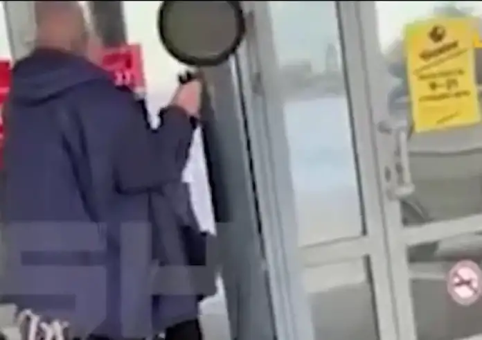 Ρωσία: Φύλακας μίνι μάρκετ επιτέθηκε με τηγάνι σε 63χρονο