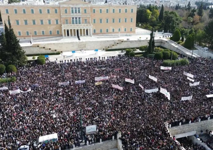Σύνταγμα: Μεγαλειώδης η συγκέντρωση για την τραγωδία των Τεμπών