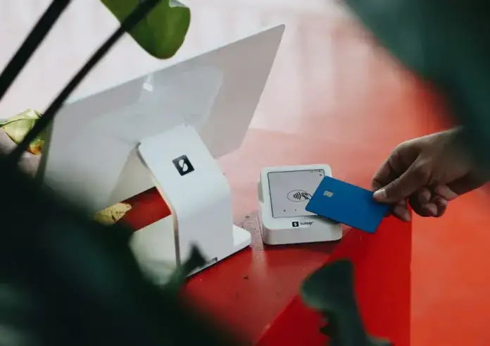 Προπληρωμένη κάρτα: Τα επιδόματα πληρώθηκαν αλλά οι φωνές παραμένουν