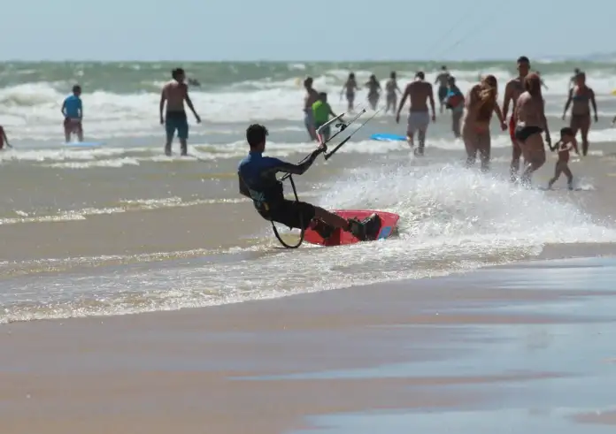 Γεμάτες οι παραλίες σε Αθήνα και Θεσσαλονίκη – «Καμίνι» το κέντρο της πρωτεύουσας