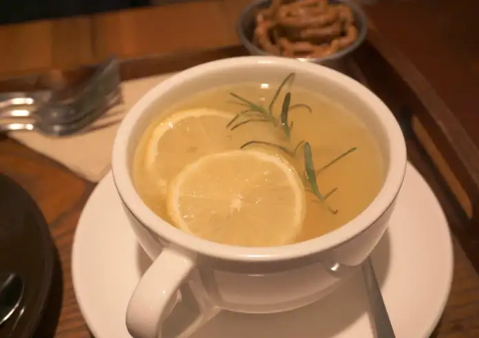 Κερδίζουμε κάτι αν πίνουμε ζεστό νερό με λεμόνι;