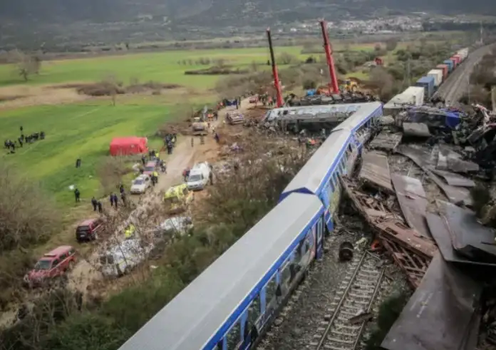 Τέμπη: Νέα αυτοψία στα συντρίμμια της εμπορικής αμαξοστοιχίας. Κενά στην έρευνα απειλούν με αδιέξοδο;