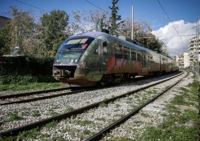 Σεπόλια: Δικογραφία σε βάρος του φύλακα της διάβασης για τις «ανοιχτές» μπάρες την ώρα που περνούσε τρένο