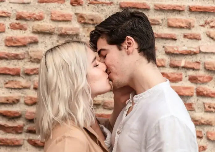 Το φιλί ως «ασπίδα» για τα δόντια – Τι δείχνουν οι νέες έρευνες