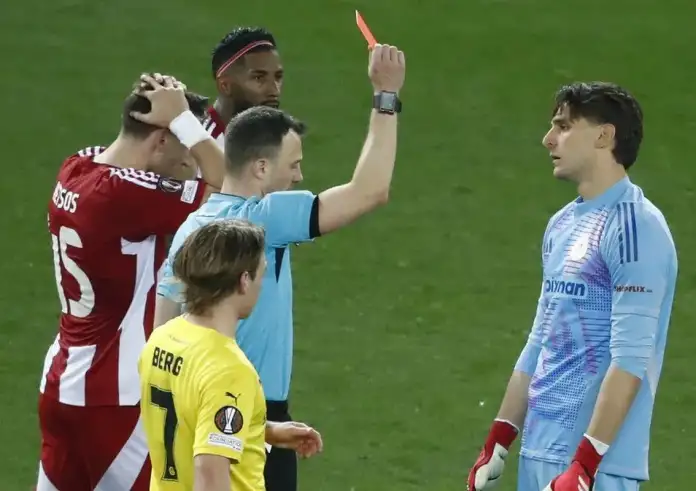 Ο Τζολάκης αποβλήθηκε και έσωσε τον Ολυμπιακό