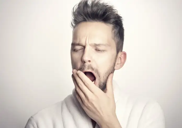 Η έλλειψη ύπνου και η νυχτερινή εργασία συνδέονται με μεγαλύτερο κίνδυνο λοιμώξεων