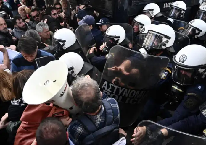 Πανεκπαιδευτικό Συλλαλητήριο: Μεγάλη ένταση και χημικά κοντά στο Μέγαρο Μαξίμου