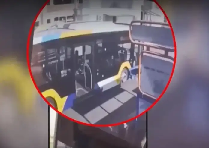 Κορωπί: 51χρονος τραυμάτισε με κατσαβίδι επιβάτη λεωφορείου και αστυνομικούς