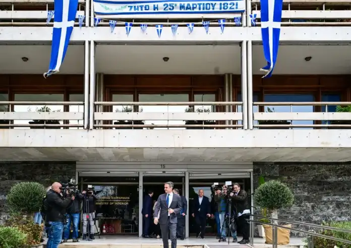 Μητσοτάκης στο υπουργείο Εσωτερικών: Ερωτηματολόγια σε 4 εκατ. πολίτες για να αξιολογήσουν τις υπηρεσίες του Δημοσίου