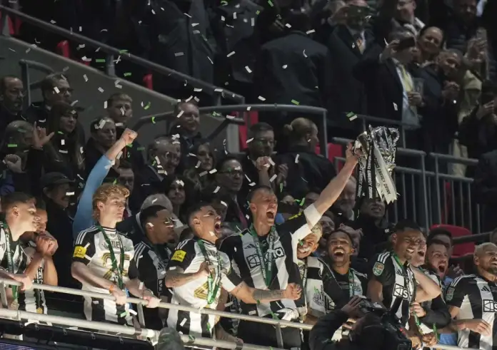 Λιγκ Καπ Αγγλίας: Η Νιουκάστλ πήρε τίτλο μετά από 70 χρόνια – Κέρδισε στον τελικό την Λίβερπουλ με 2-1