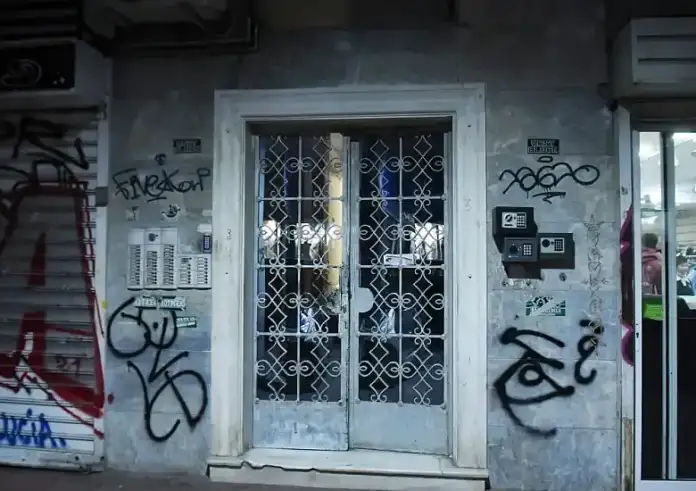 Ομόνοια: 30χρονος βρέθηκε νεκρός δεμένος σε κρεβάτι με σακούλα στο κεφάλι. Το σενάριο για ερωτικό challenge