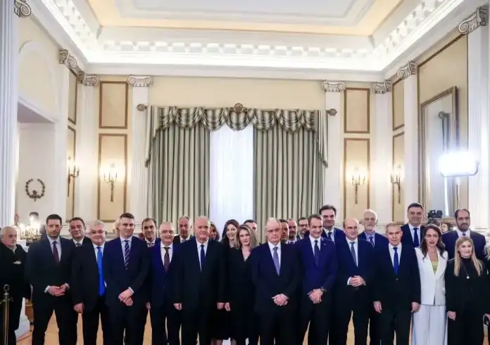 Η ορκωμοσία των νέων μελών της κυβέρνησης και το πρώτο υπουργικό – Τα μηνύματα Μητσοτάκη