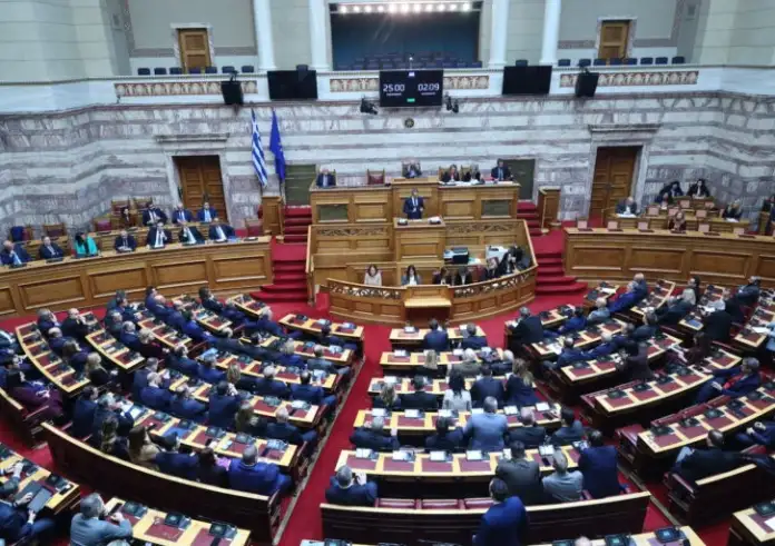 Βουλή: Ξεκίνησε η τριήμερη συζήτηση για την πρόταση δυσπιστίας – Μαζικές διαδηλώσεις για τα Τέμπη