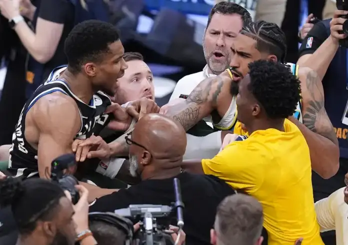 Χαμός και γενική σύρραξη στο φινάλε του Πέισερς – Μπακς: Τρελάθηκε ο Αντετοκούνμπο με την οικογένεια Χαλιμπάρτον