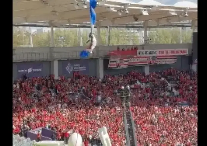 Αλεξιπτωτιστής κρεμάστηκε σε οροφή γηπέδου στη Γαλλία: Βίντεο που κόβει την ανάσα