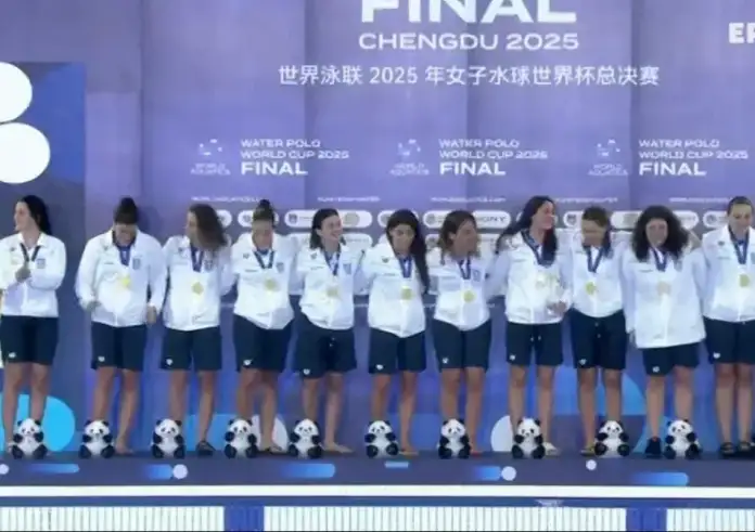 Επιστροφή στην Αθήνα για τη γυναικεία ομάδα πόλο μετά το χρυσό στην Κίνα: Είμαστε πανευτυχείς