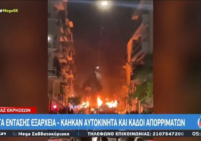 Νύχτα με επεισόδια στα Εξάρχεια – Κάηκαν δέκα οχήματα