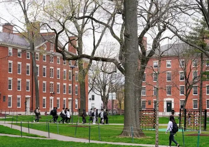 Σύγκρουση Τραμπ-Χάρβαρντ: Οι επιπτώσεις της τιμωρίας του πανεπιστημίου – Αγωνία για τους ξένους φοιτητές