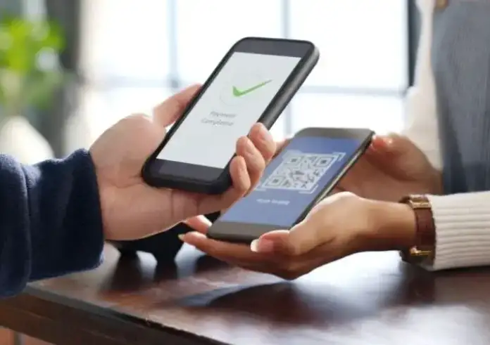 IRIS: Συναλλαγές χωρίς χρεώσεις έως 2.000 ευρώ την ημέρα