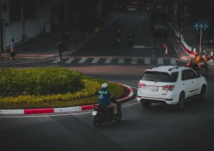 Κυκλικός κόμβος: Ποιος έχει προτεραιότητα και ποιος θα πληρώσει πρόστιμο;