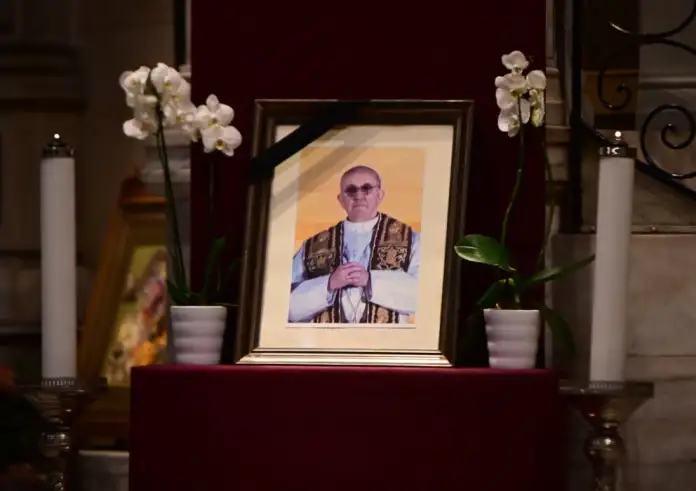 Αποχαιρετούν τον Πάπα Φραγκίσκο οι καθολικοί στην Ελλάδα – Δεκάδες πιστοί στον Άγιο Διονύσιο στην Αθήνα