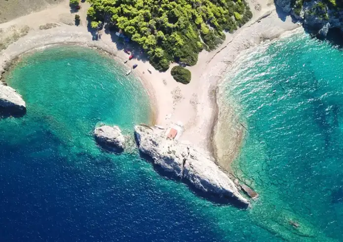 Με 20 ευρώ βενζίνη φτάνεις στο εξωτικό στολίδι του Κορινθιακού. Δωρεάν παραλία με κρυστάλλινα νερά