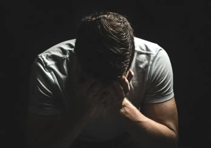 6 σιωπηλές συμπεριφορές που μόνοι μας επιλέγουμε και οδηγούν στη δυστυχία