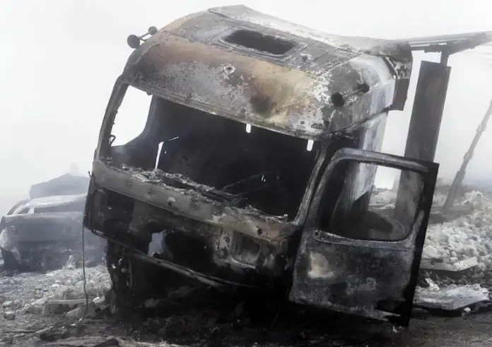 Σοκαριστικό βίντεο από το τροχαίο στην Κοζάνη - Η στιγμή που η νταλίκα πέφτει πάνω στα αυτοκίνητα και στα διόδια