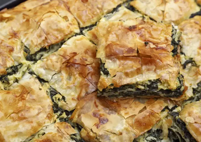 Συνταγή για νηστίσιμη χορτόπιτα με υλικό που απογειώνει τη γεύση