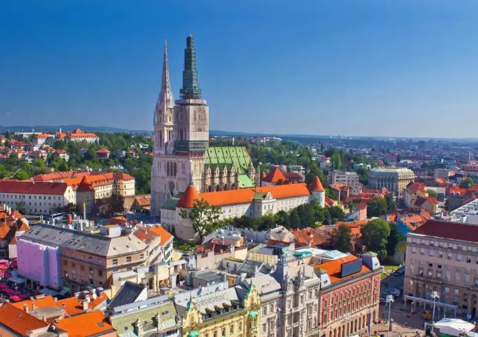 Ο μοντέρνος προορισμός με τα φθηνά αεροπορικά που προτείνει ο Δούσης για low budget διακοπές