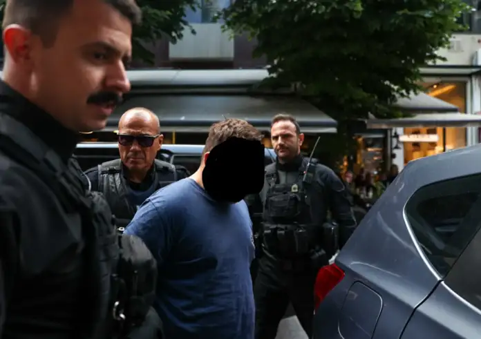 Λάρισα: Στο Δικαστικό Μέγαρο ο 21χρονος δράστης – Με σκυμμένο κεφάλι και σιωπηλός