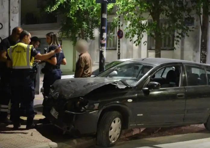 Σοβαρό τροχαίο στο κέντρο της Λάρισας – Στο νοσοκομείο μητέρα με το παιδί της που περνούσαν από το σημείο