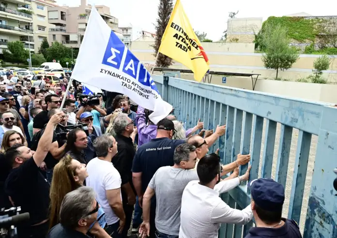 Απεργία ταξί: Ένταση έξω από το υπουργείο Μεταφορών – Βίντεο