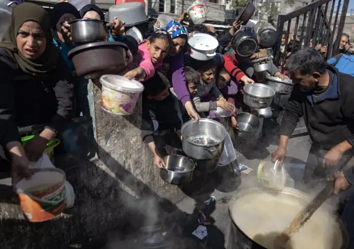 Σπαρακτική μαρτυρία από τη Γάζα: Δεν μπορώ να ταΐσω τα παιδιά μου, λέει μητέρα 9 παιδιών