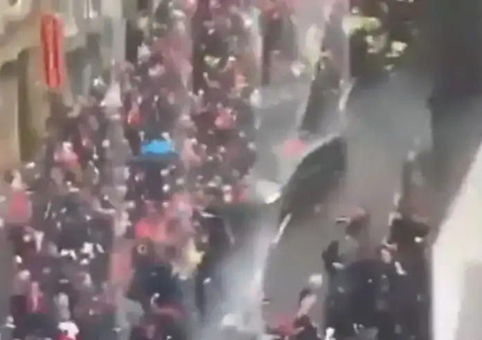 Σοκ στη φιέστα της Λίβερπουλ: Αυτοκίνητο παρέσυρε φίλους των Reds – 57 τραματίες