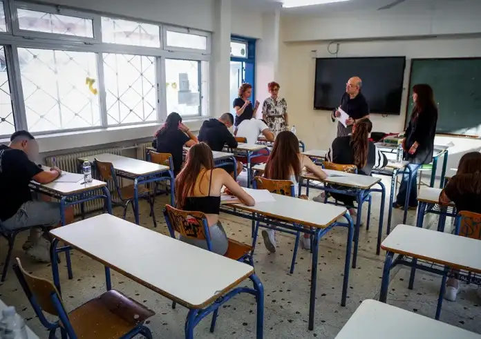 Πανελλαδικές 2025: Τι απαγορεύεται να έχουν μαζί τους οι μαθητές και τι ισχύει για τα κινητά
