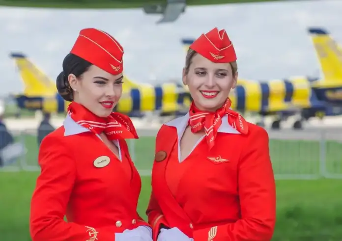 Για ποιον πολύ σοβαρόλόγο που μας αφορά, οι αεροσυνοδοί φορούν κόκκινο κραγιόν;