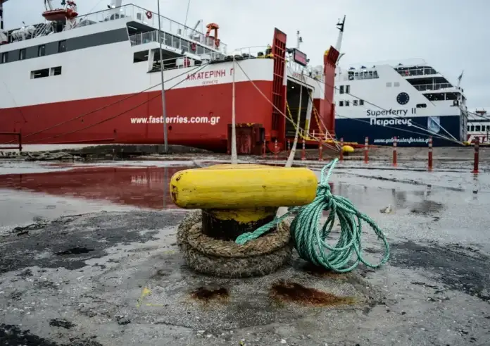 Πρόσκρουση πλοίου στο λιμάνι της Τήνου – Ασφαλείς όλοι οι επιβάτες