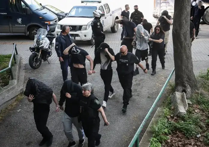 Βγήκαν μέσα από το σχολείο 20 - 30 άτομα με κουκούλες και σιδηρολοστούς και μας επιτέθηκαν