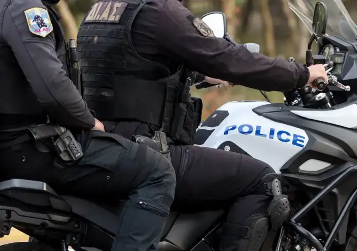 Καταδίωξη τρόμου στην Κερατέα: 18χρονος χωρίς δίπλωμα τραυμάτισε αστυνομικούς της ΔΙΑΣ